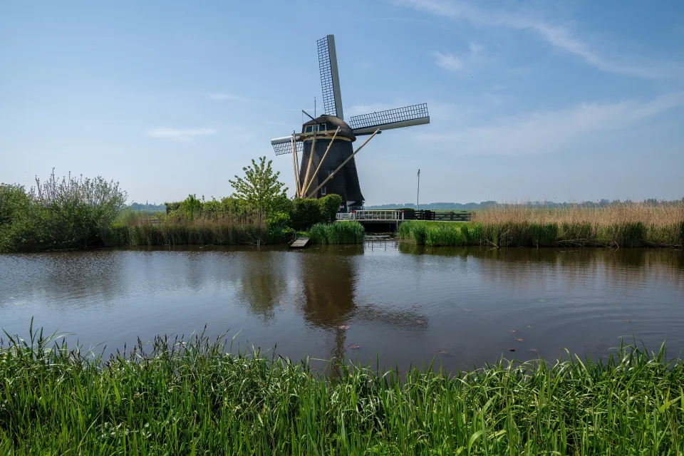 Mühle steht am Fluss