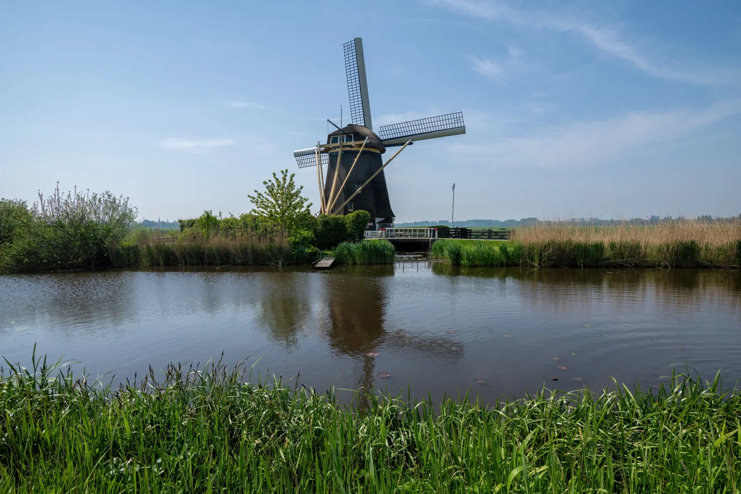 Mühle steht am Fluss