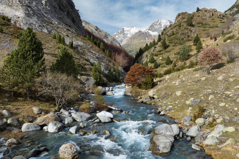 Schnelles Fluss in Berg Schlucht