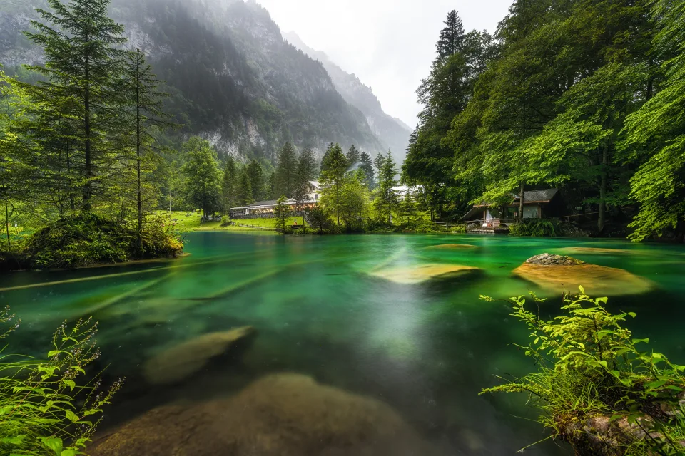 See am Fuße Schweizer Alpen