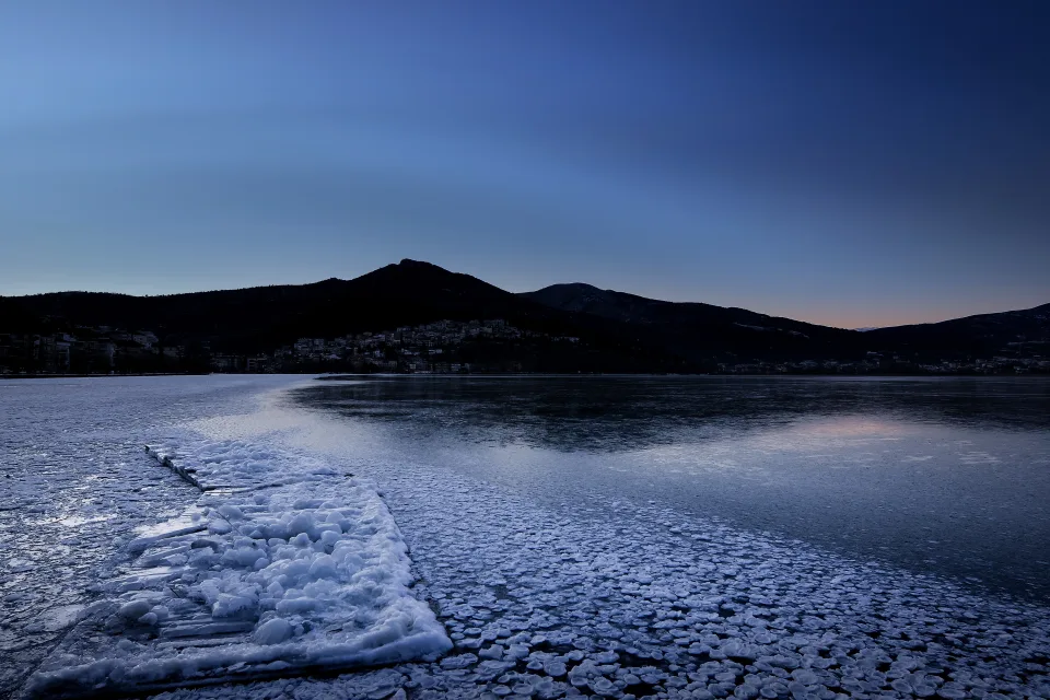 Vereiste Wasser in Berg See in der Dämmerung