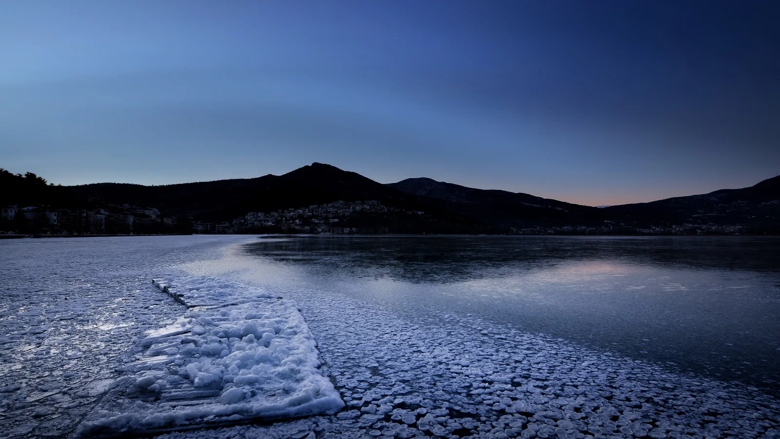 Vereiste Wasser in Berg See in der Dämmerung