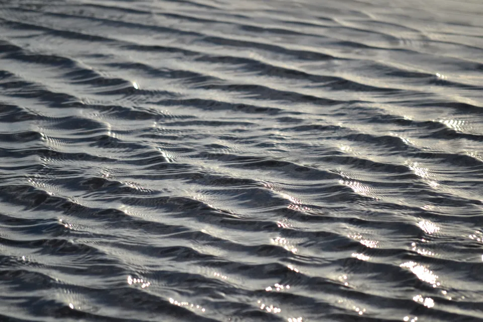 Wellen auf Fluss Wasser