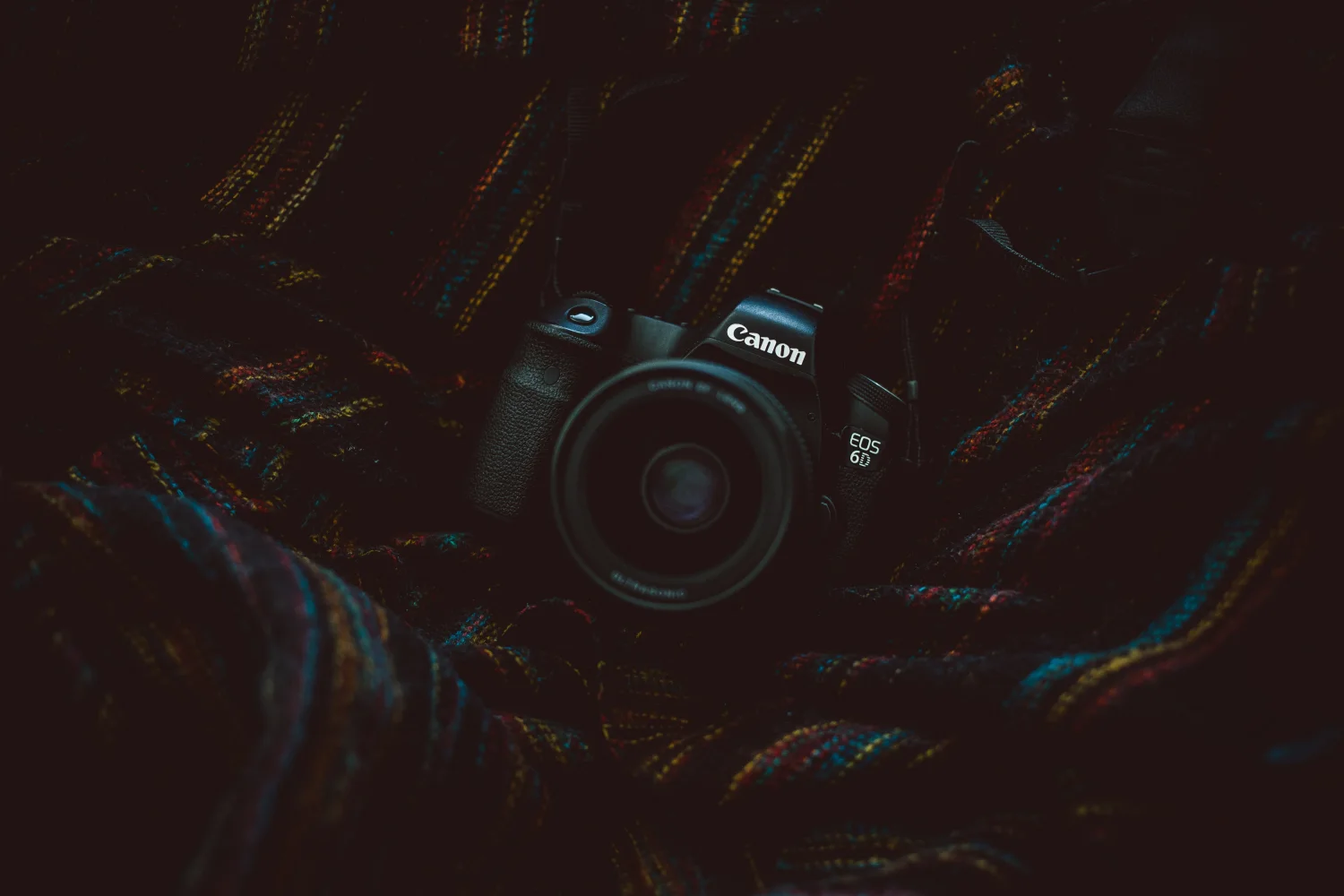 Schwarze Nikon DSLR Kamera Auf Schwarzem Plaid