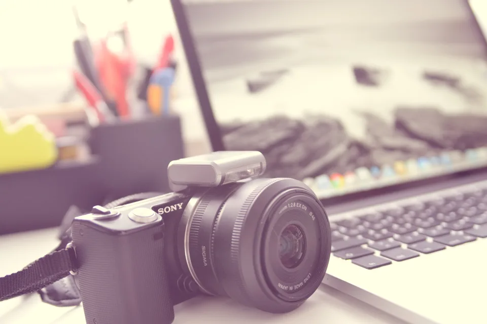 Schwarze Und Silberne Canon DSLR Kamera Auf Dem Macbook Pro