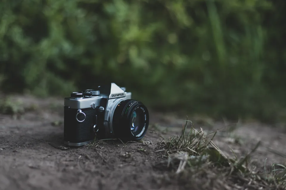 Schwarze Und Silberne DSLR Kamera Auf Grünem Gras