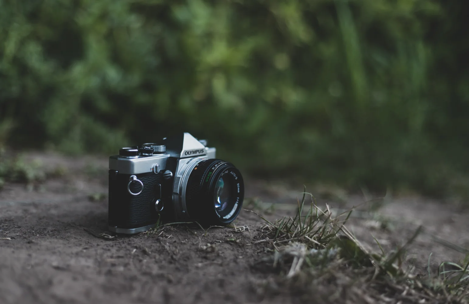 Schwarze Und Silberne DSLR Kamera Auf Grünem Gras