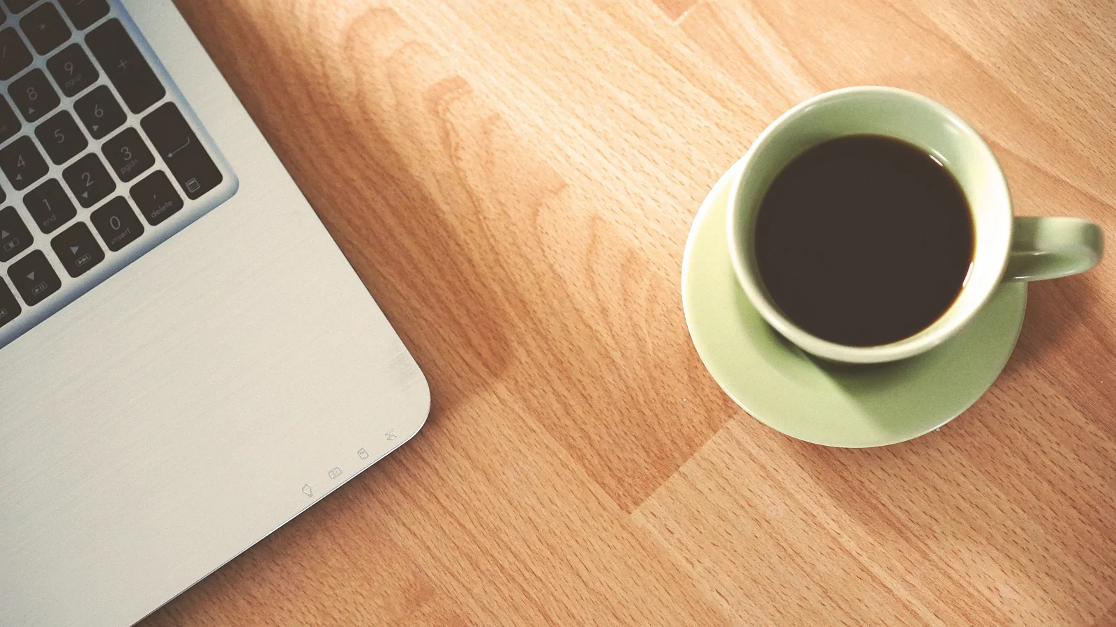Weiße Keramiktasse neben MacBook