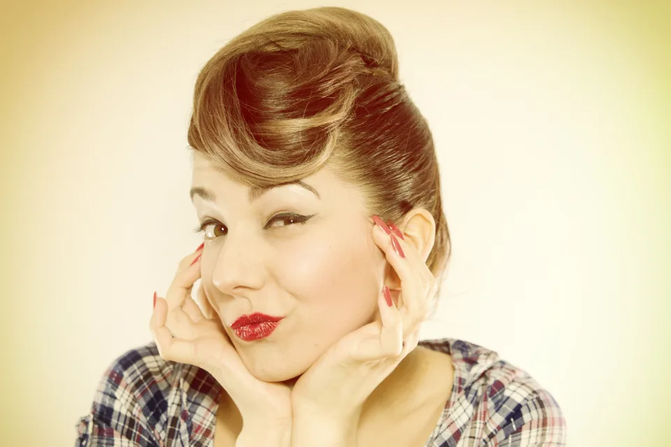 Auffällig gekleidete Frau mit im Retro Stil