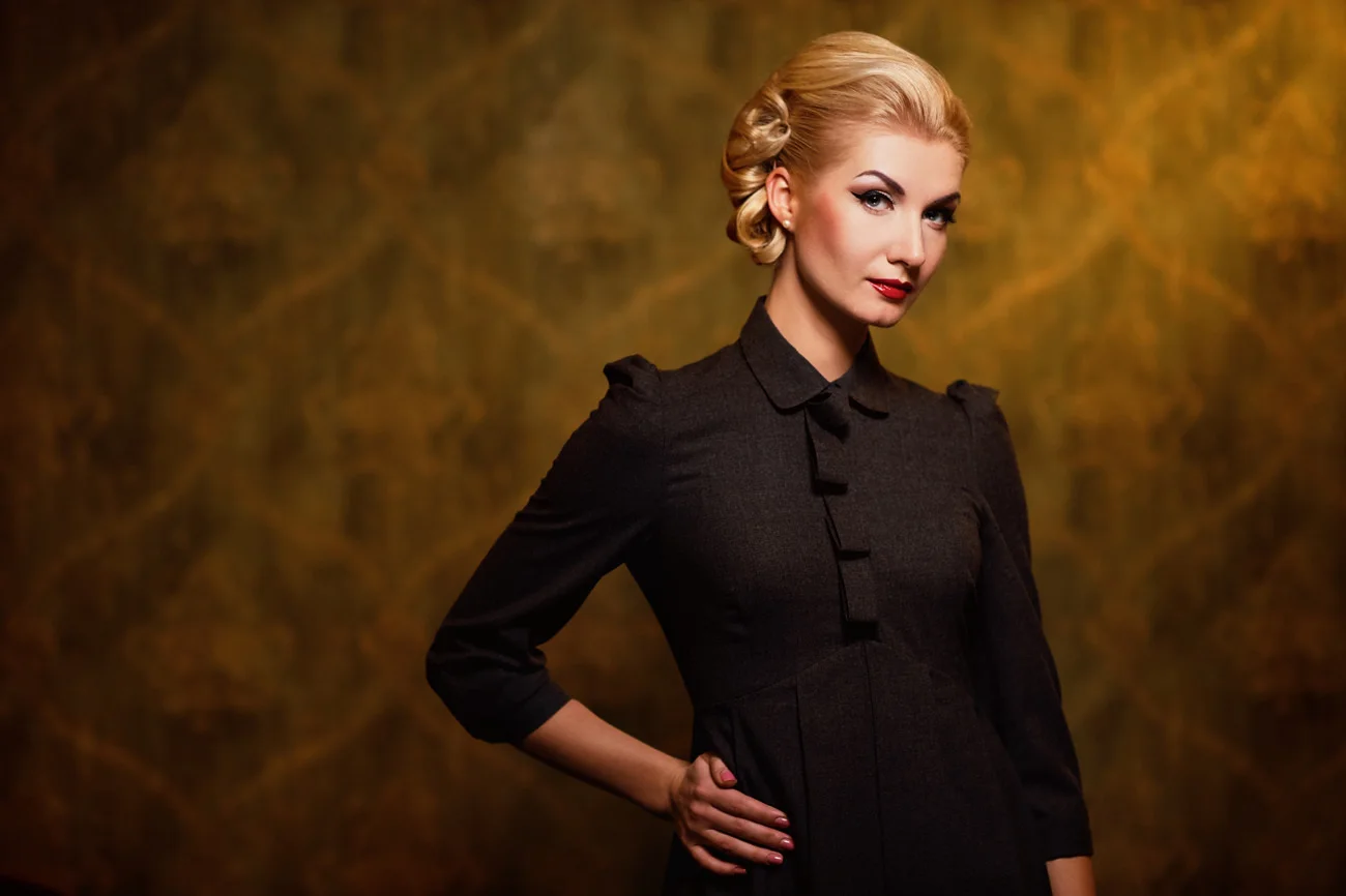Blondine vor braunem Hintergrund