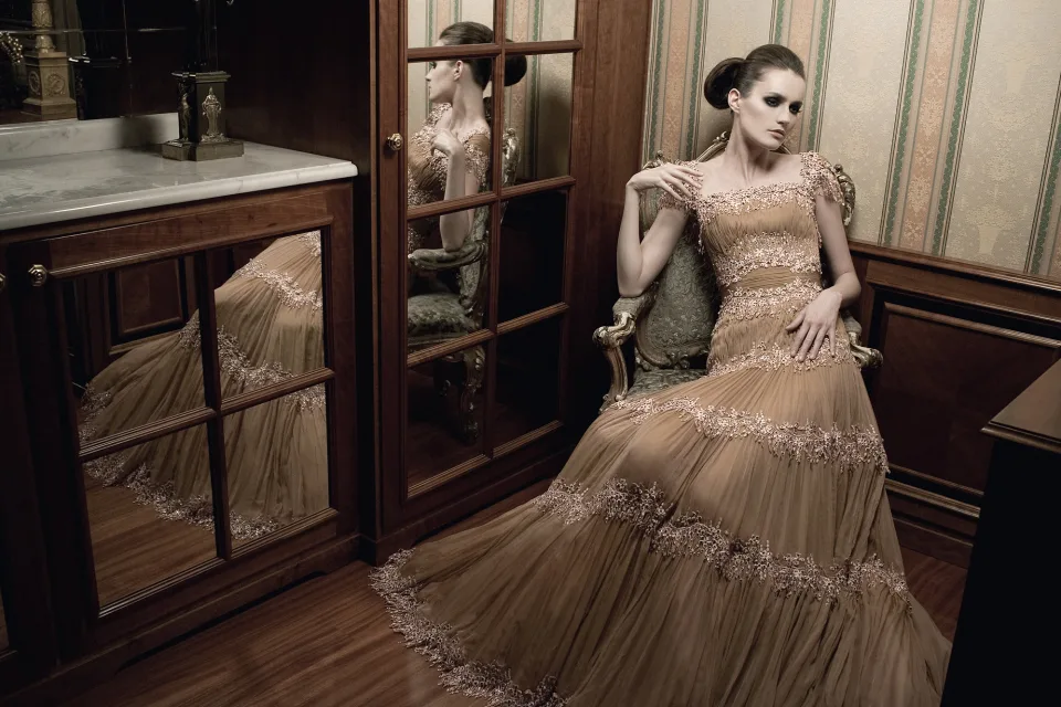 Brünette in elegantem Kleid