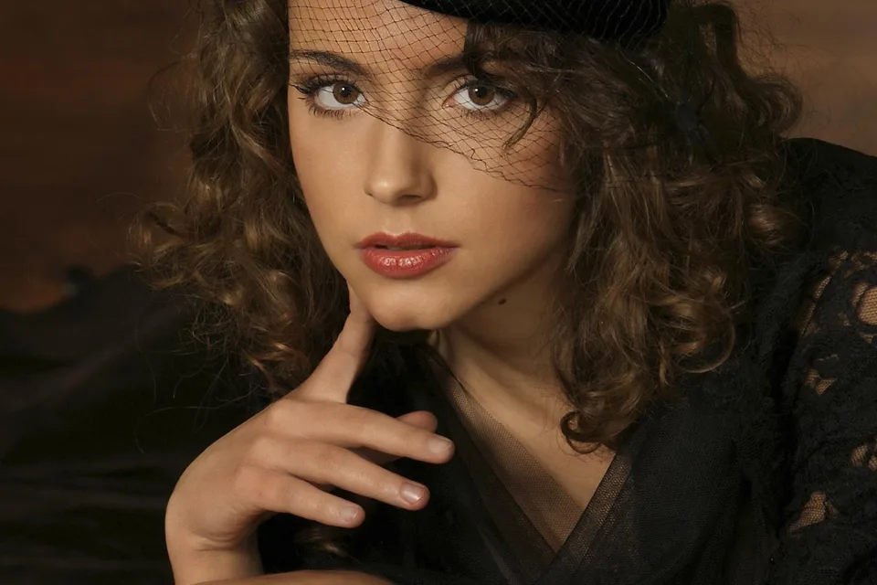 Brünette in schwarzem Kleid