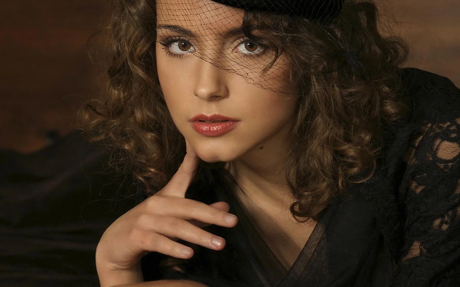 Brünette in schwarzem Kleid