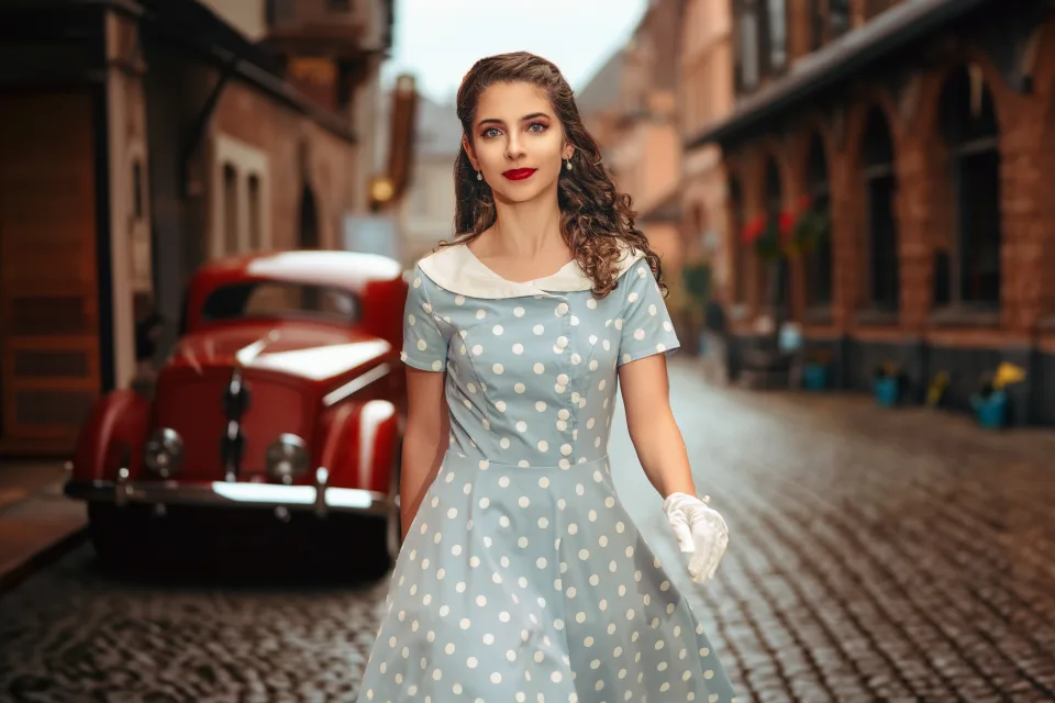 Frau Retro im Kleid auf der Straße