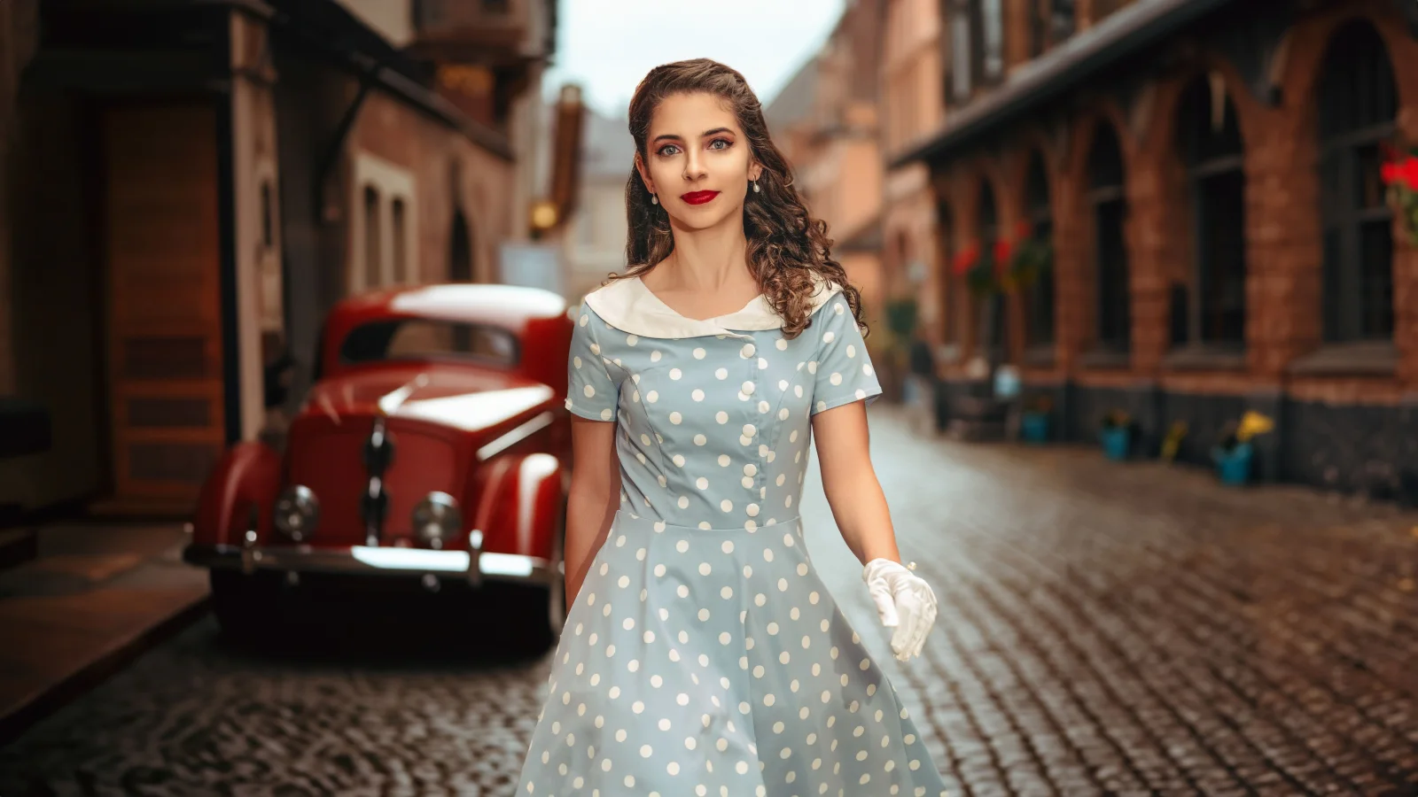 Frau im Retro Stil auf der Straße mit rotem Auto