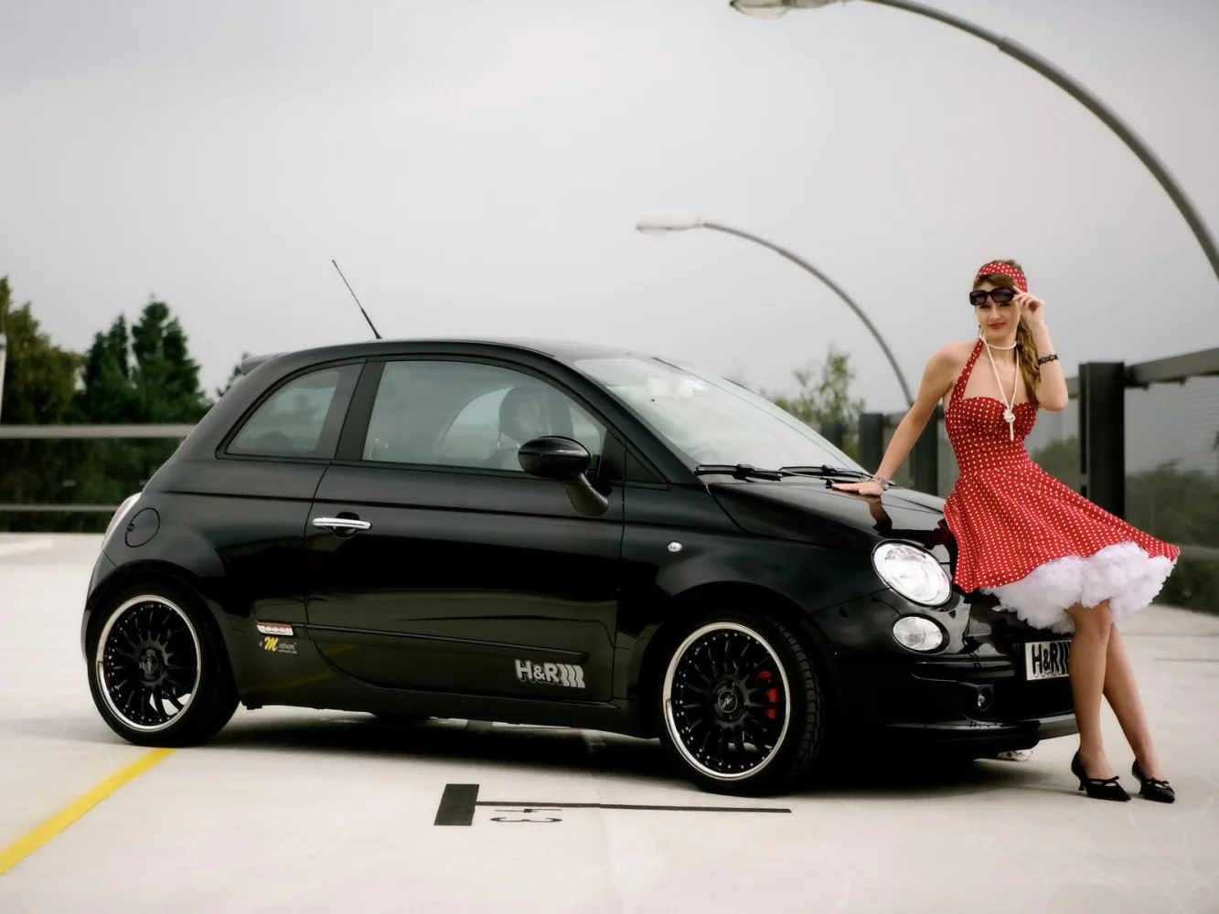 Frau im Retro Stil in rotem Kleid