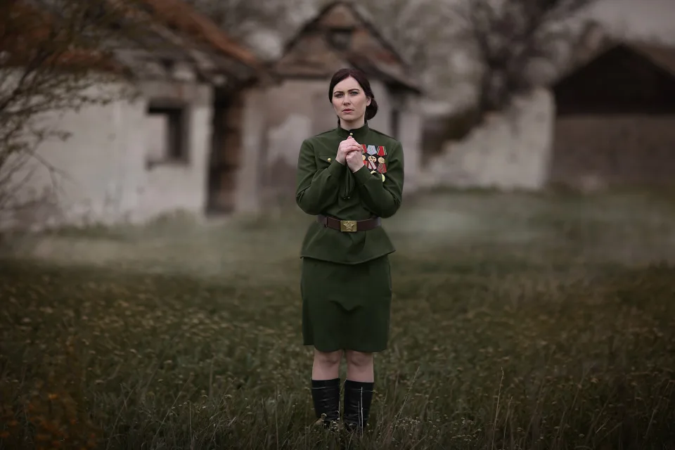 Frau in Uniformjacke mit Auszeichnungen auf 9 Mai, Retro