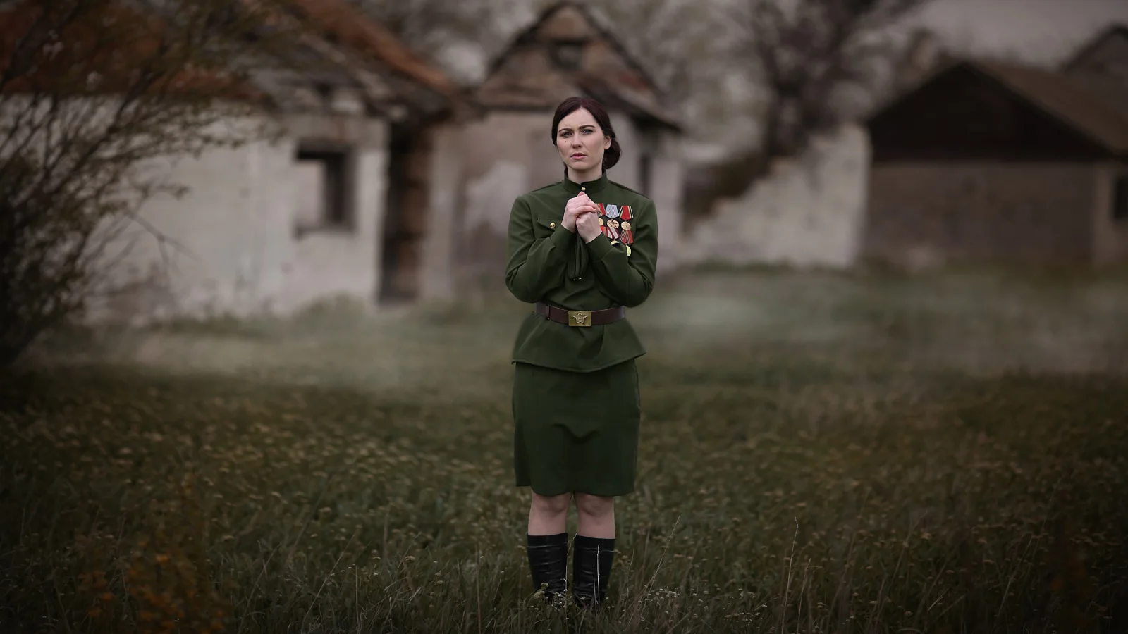 Frau in Uniformjacke mit Auszeichnungen auf 9 Mai, Retro