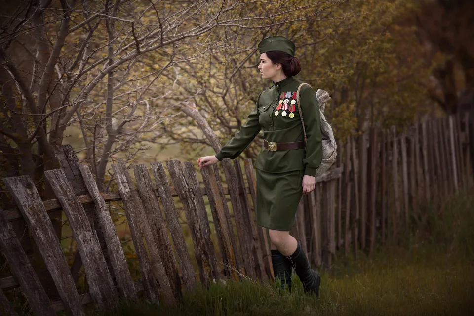 Frau in Uniformjacke mit Auszeichnungen