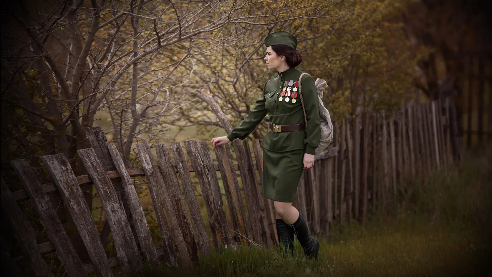 Frau in Uniformjacke mit Auszeichnungen