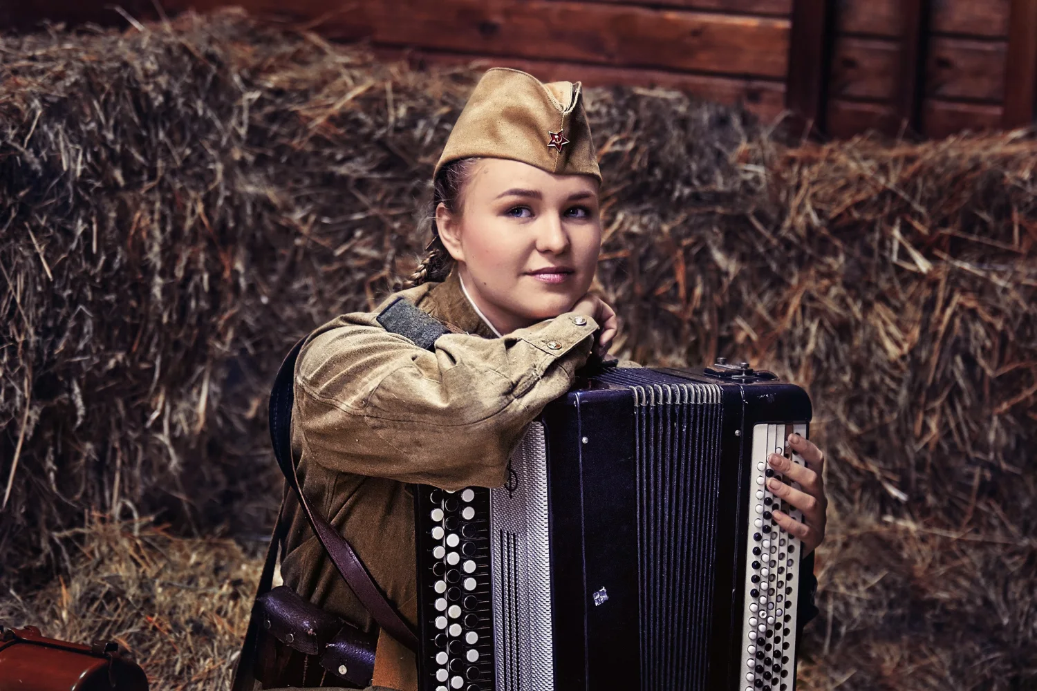 Frau in Uniformjacke, Retro