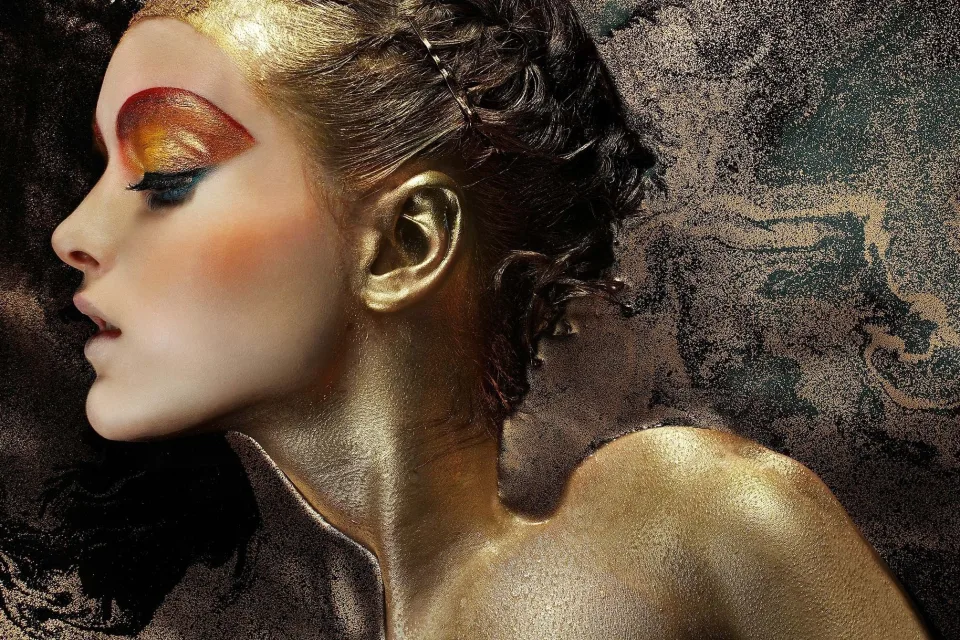 Frau in goldener