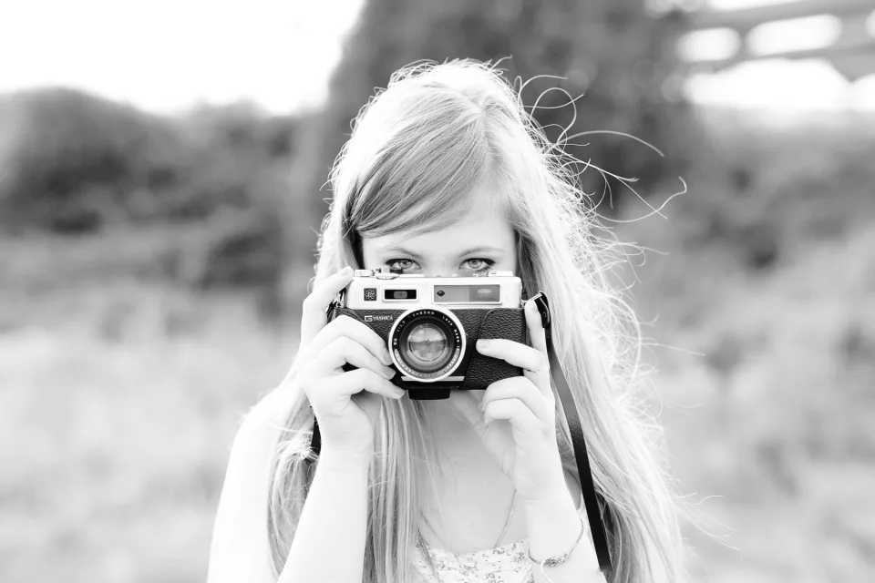 Frau mit Fotoapparat, schwarz weißes Foto