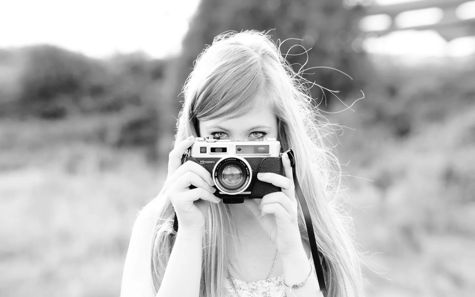 Frau mit Fotoapparat, schwarz weißes Foto