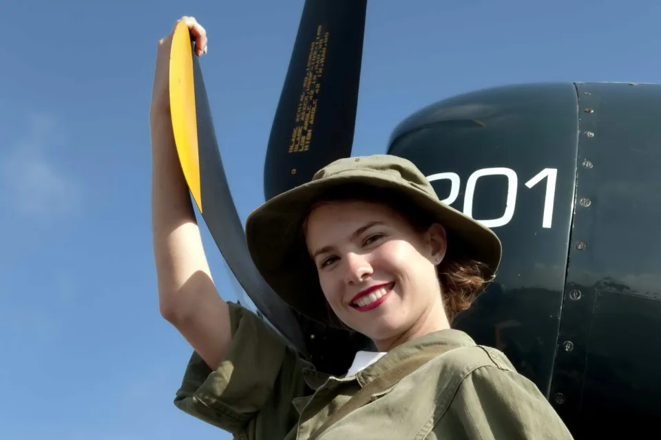 Frau neben einem Flugzeug