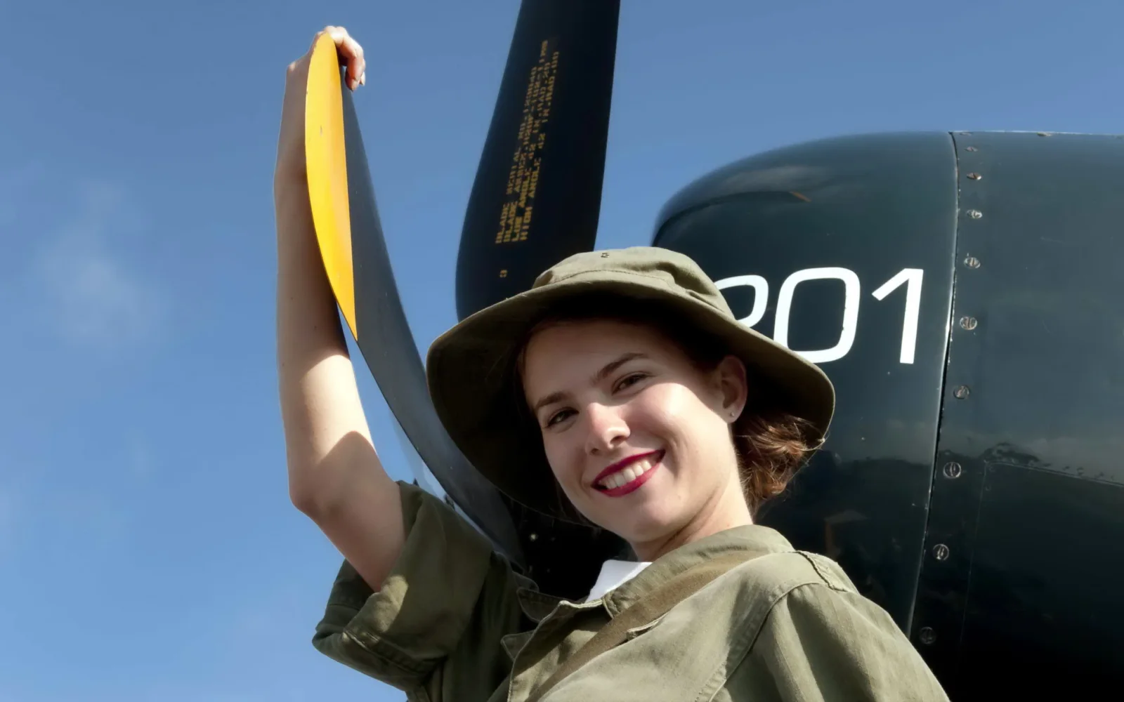 Frau neben einem Flugzeug