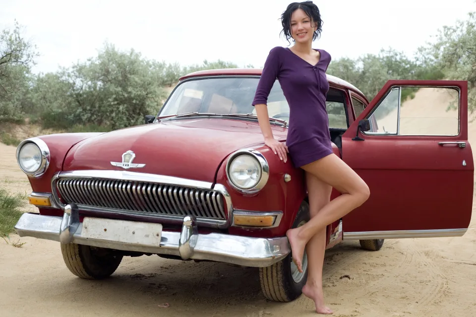 Frau und rotes Auto