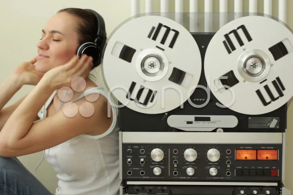 Musikliebhaberin im Retro Stil