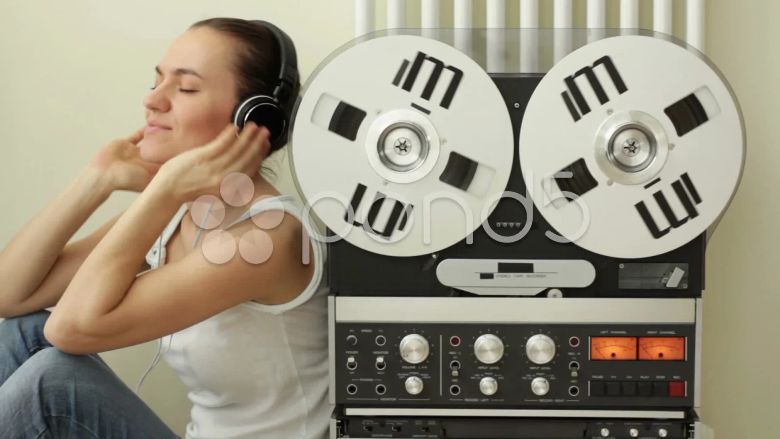 Musikliebhaberin im Retro Stil