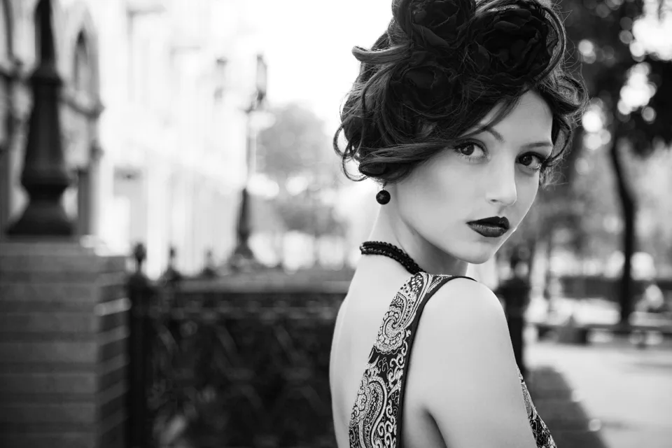 Porträtmotiv – Brünette mit Lippenstift