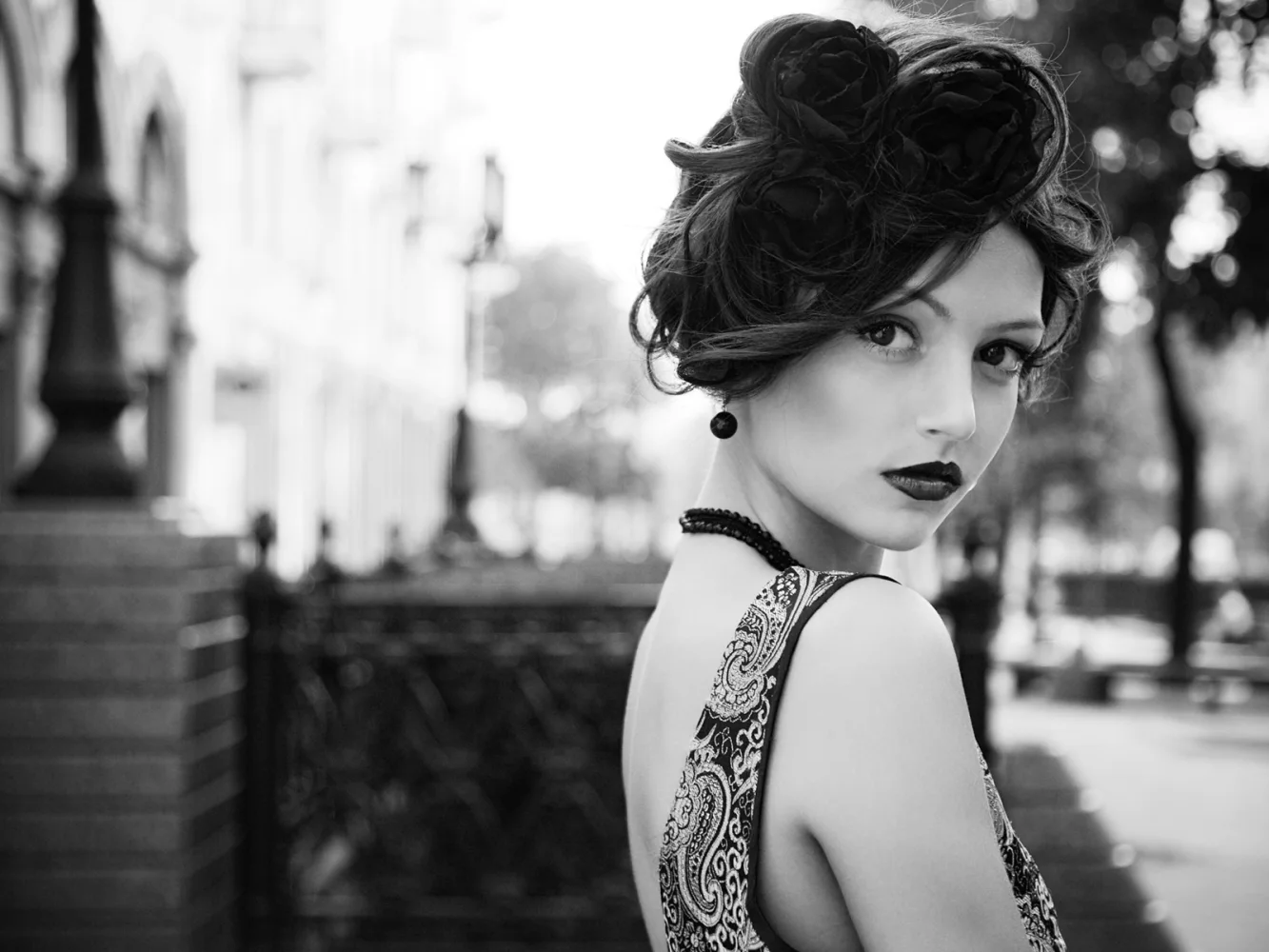 Porträtmotiv – Brünette mit Lippenstift