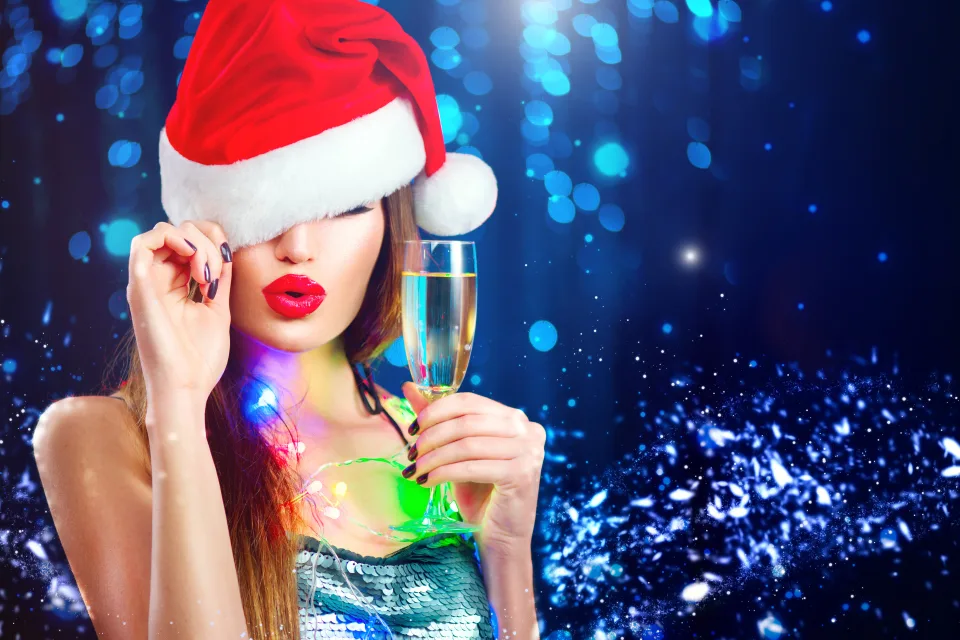 Auffällig gekleidete Frau Schneemädchen mit einem Glas Champagner zu Neujahr