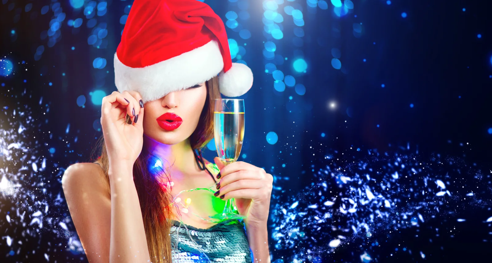 Auffällig gekleidete Frau Schneemädchen mit einem Glas Champagner zu Neujahr
