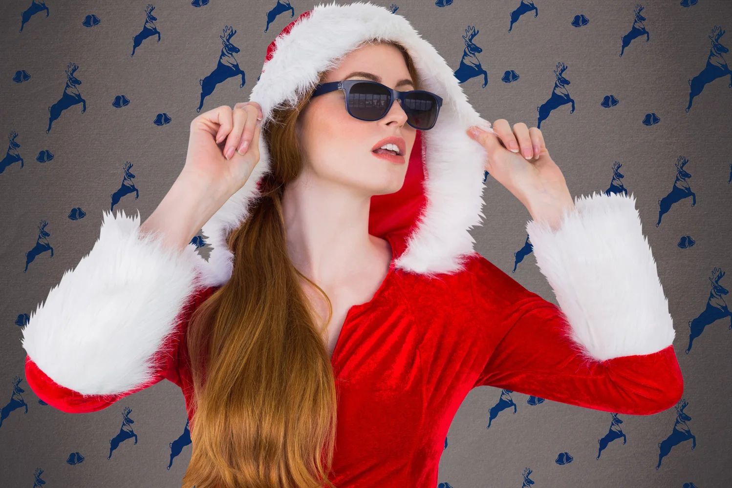 Frau in rotem Kostüm in Brille zu Weihnachten