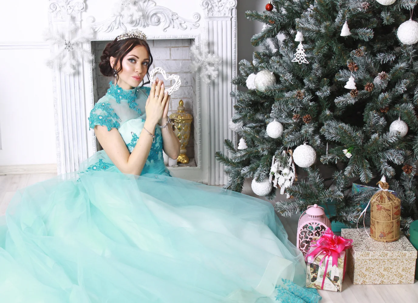 Junge Frau in schönem hellblauem Kleid am Weihnachtsbaum