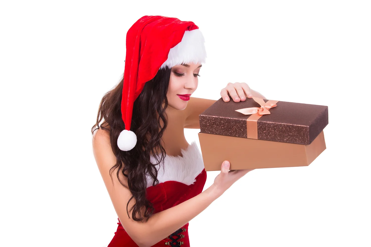 Schöne Frau Schneemädchen öffnet Geschenk vor weißem Hintergrund