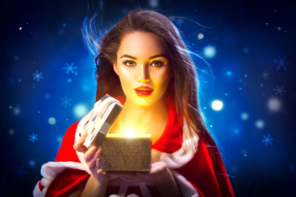 Schöne Frau öffnet mit einem Geschenk zu Neujahr