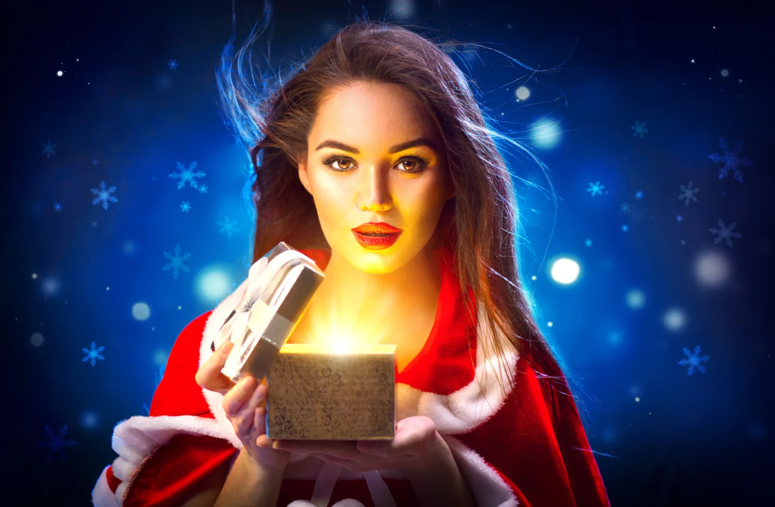 Schöne Frau öffnet mit einem Geschenk zu Neujahr