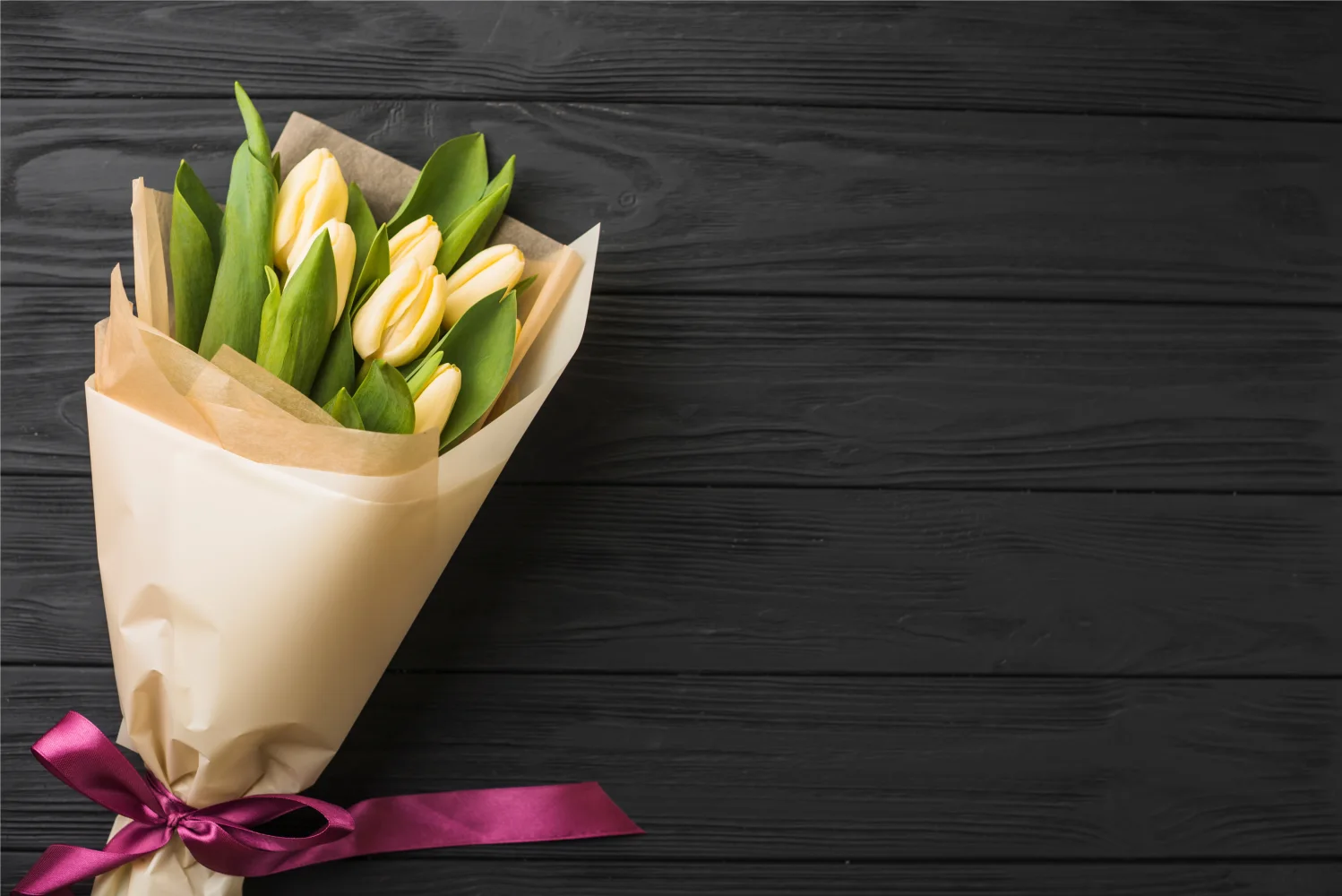 Blumenstrauß gelben Tulpen in mit Schleife