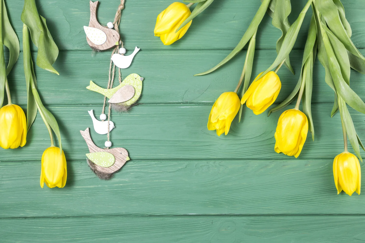 Blumenstrauß gelben Tulpen mit auf grünem Tisch
