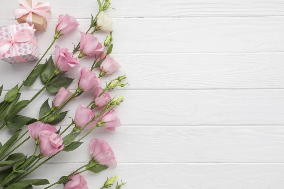 Blumenstrauß rosa Blume mit Geschenken vor weißem Hintergrund
