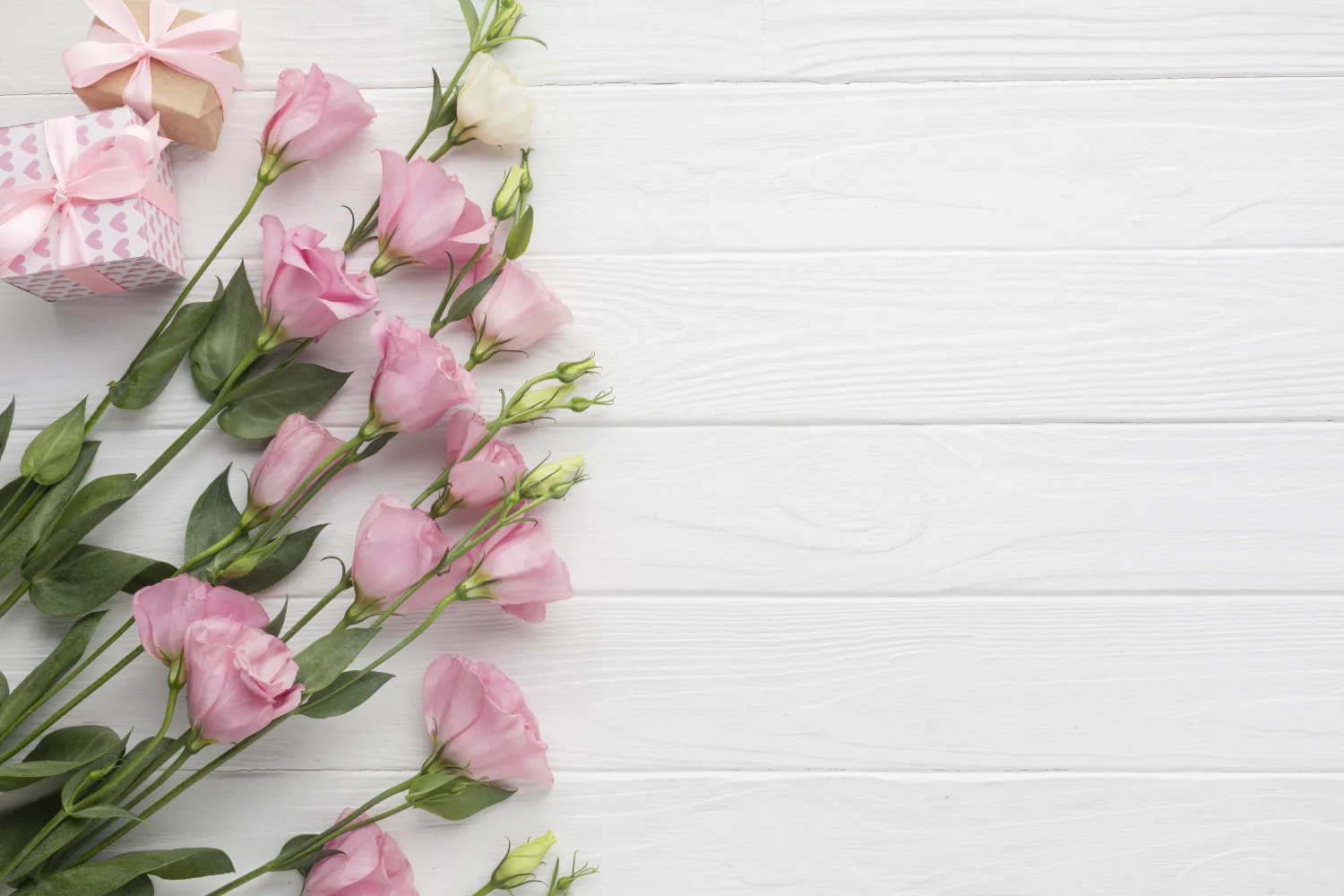 Blumenstrauß rosa Blume mit Geschenken vor weißem Hintergrund