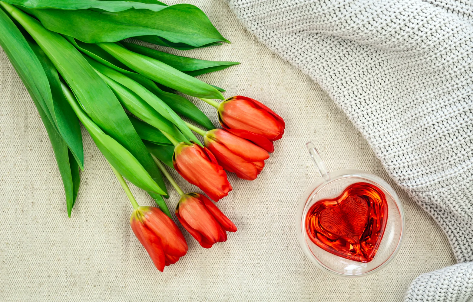 Blumenstrauß roten Tulpen mit Tasse Tee