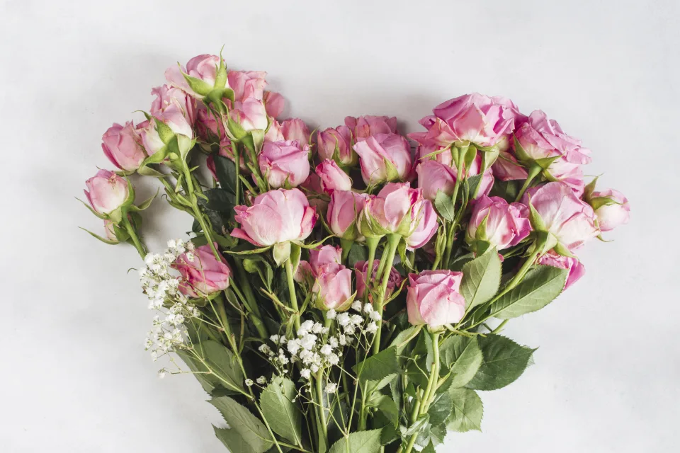 Großer Blumenstrauß rosa Rose vor grauem Hintergrund
