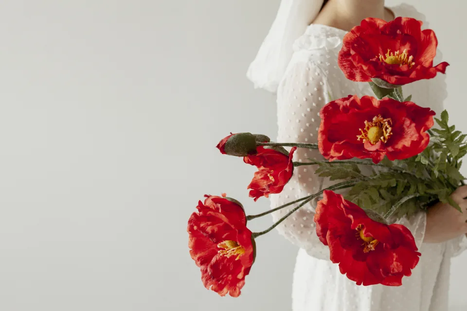Naturmotiv – Rote in den Händen bei Frauen