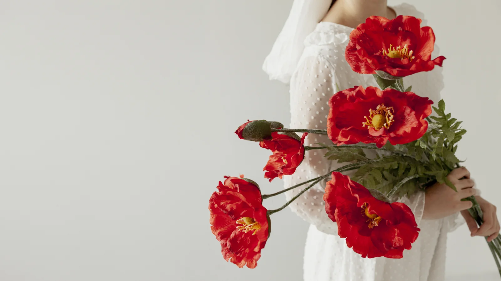 Naturmotiv – Rote in den Händen bei Frauen
